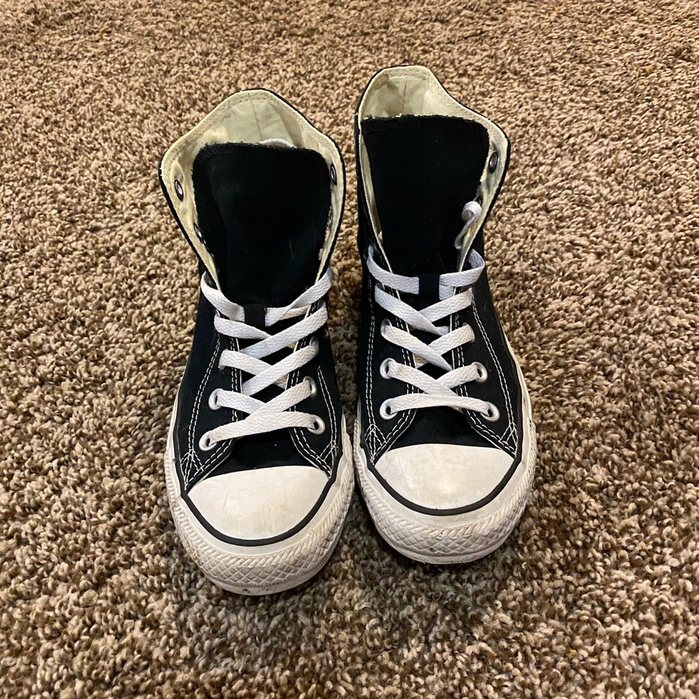 Black & while high top converse.